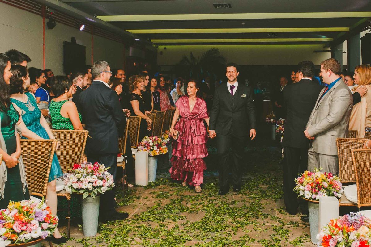 Noivo entrando com a mãe em cerimônia de casamento no Tantra Restaurante