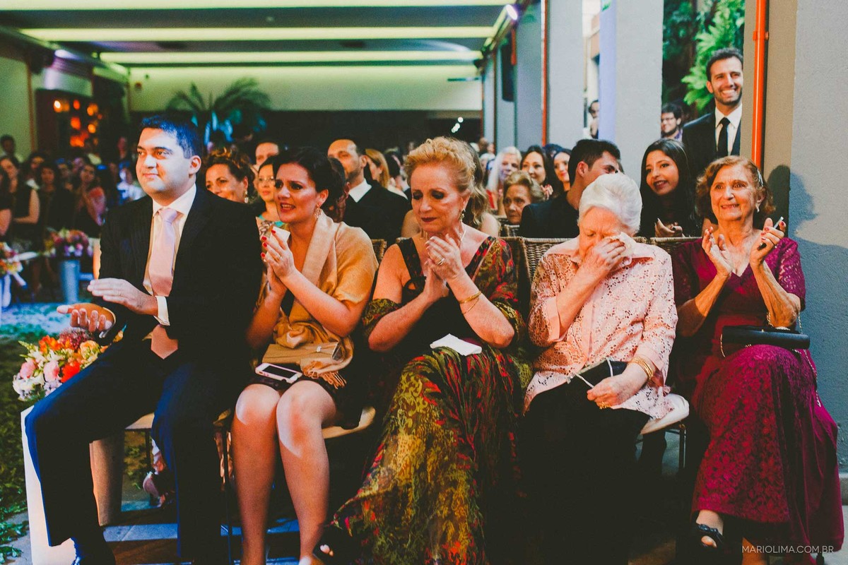 Convidados aplaudindo cerimônia de casamento no Tantra Restaurante