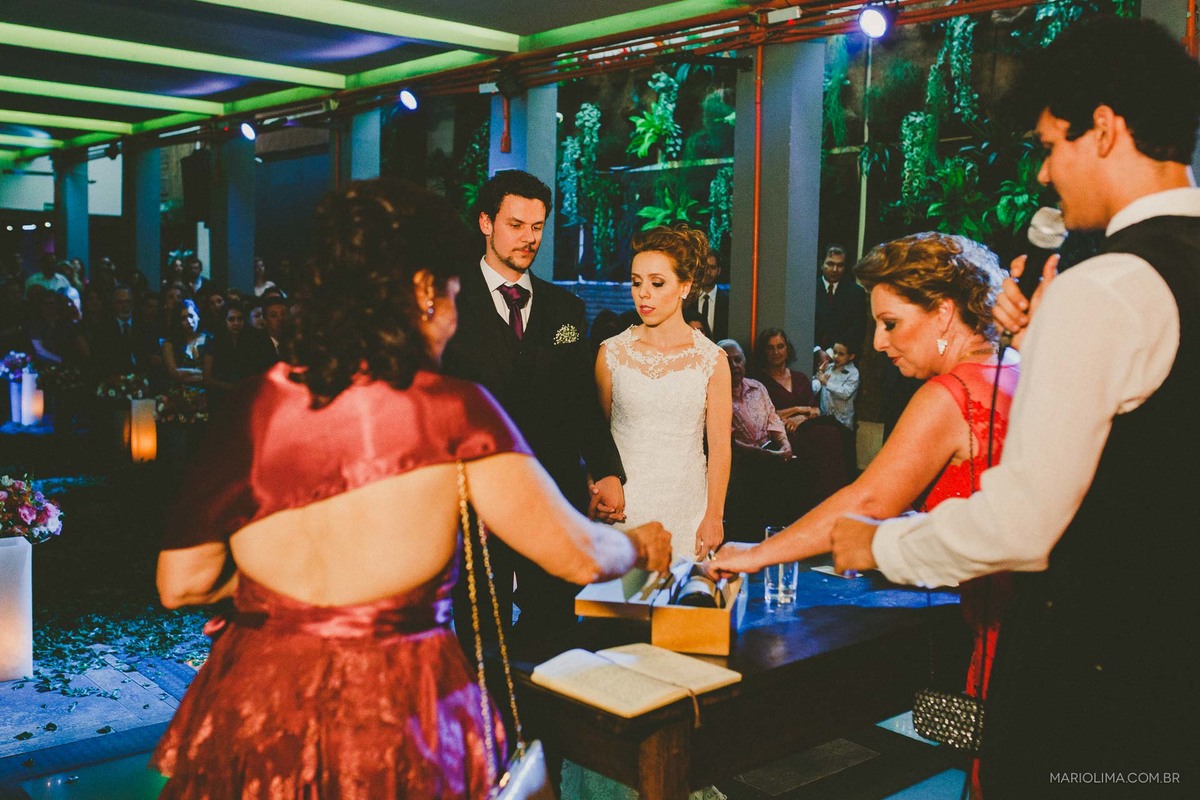 Pais colocando mensagens na caixa dos noivos em cerimônia de casamento no Tantra Restaurante