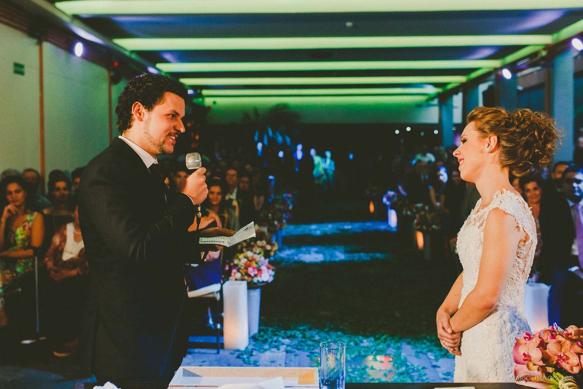 Noivo falando os votos para noiva em cerimônia de casamento no Tantra Restaurante