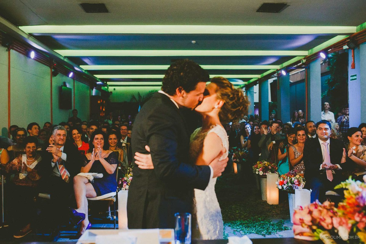 Beijo dos noivos em cerimônia de casamento no Tantra Restaurante