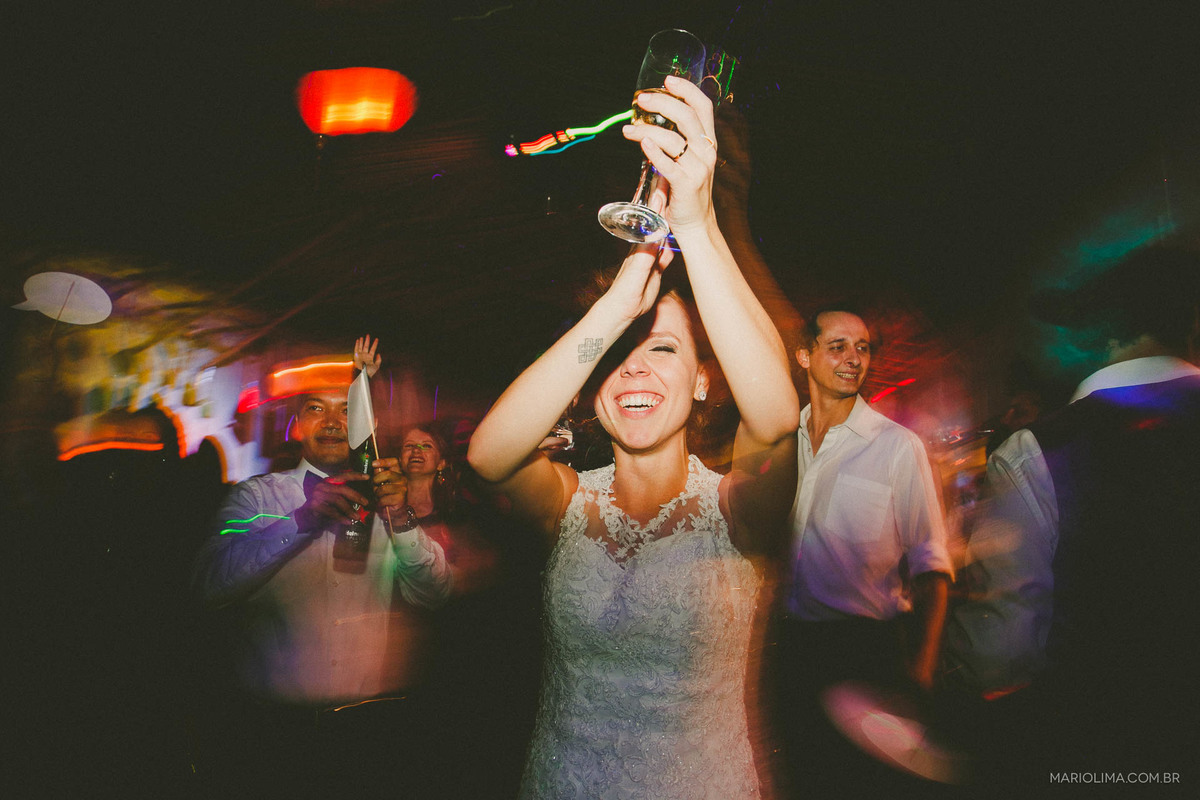 Noiva batendo palma em festa de casamento no Tantra Restaurante
