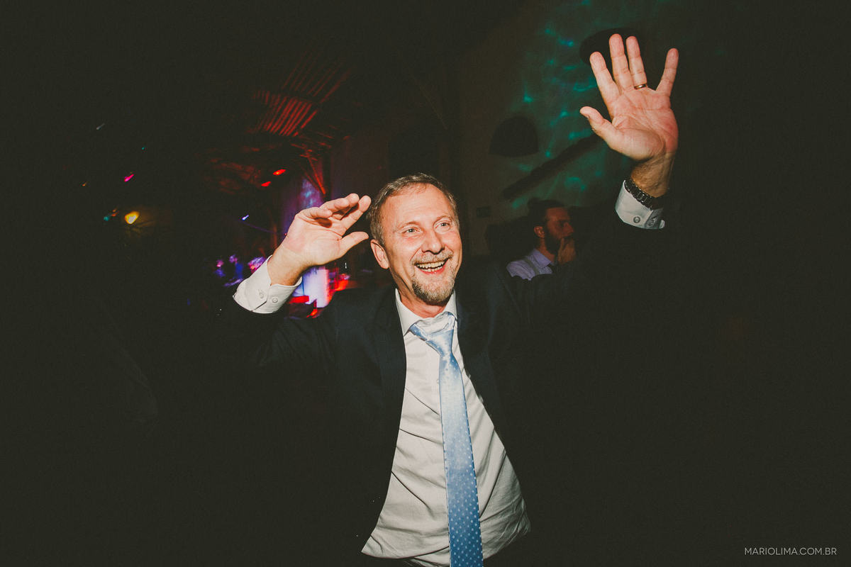Padrinho dançando em festa de casamento no Tantra Restaurante
