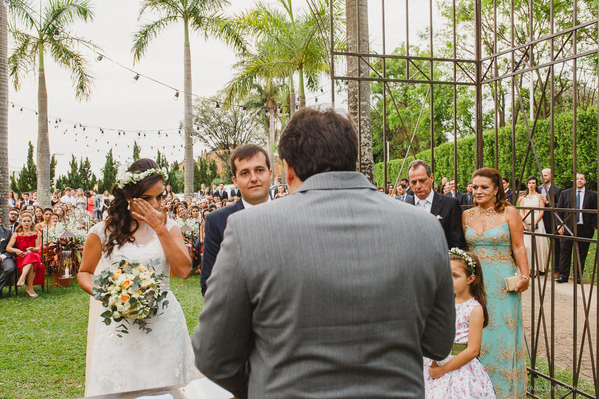 Noiva emocionada em cerimônia de casamento
