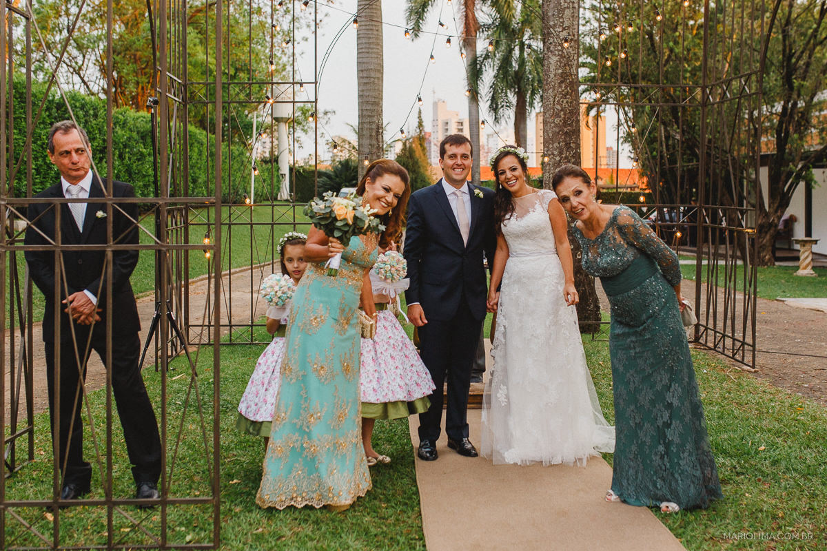 Mães e noivos em cerimônia de casamento em Buffet O Casarão Catanduva