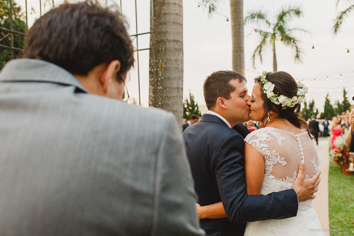 Beijo dos noivos em cerimônia de casamento em Buffet O Casarão Catanduva