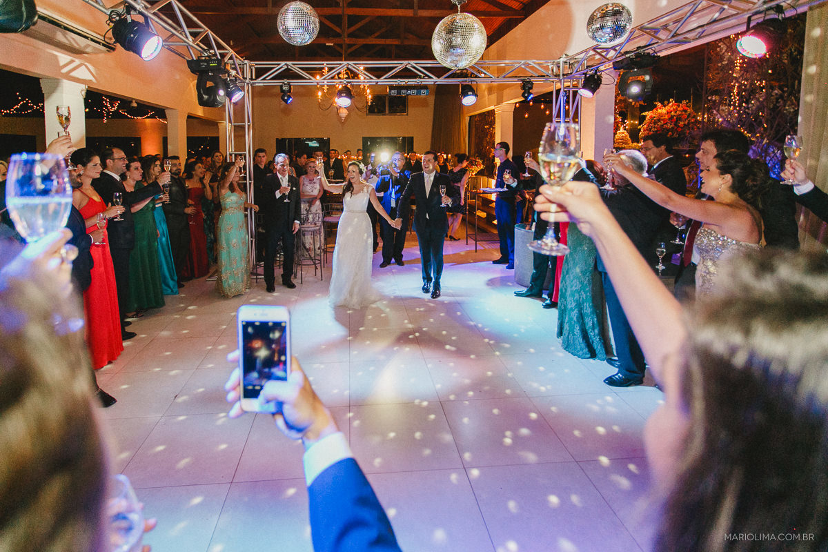 Noivos entrando na festa de casamento em Buffet O Casarão Catanduva