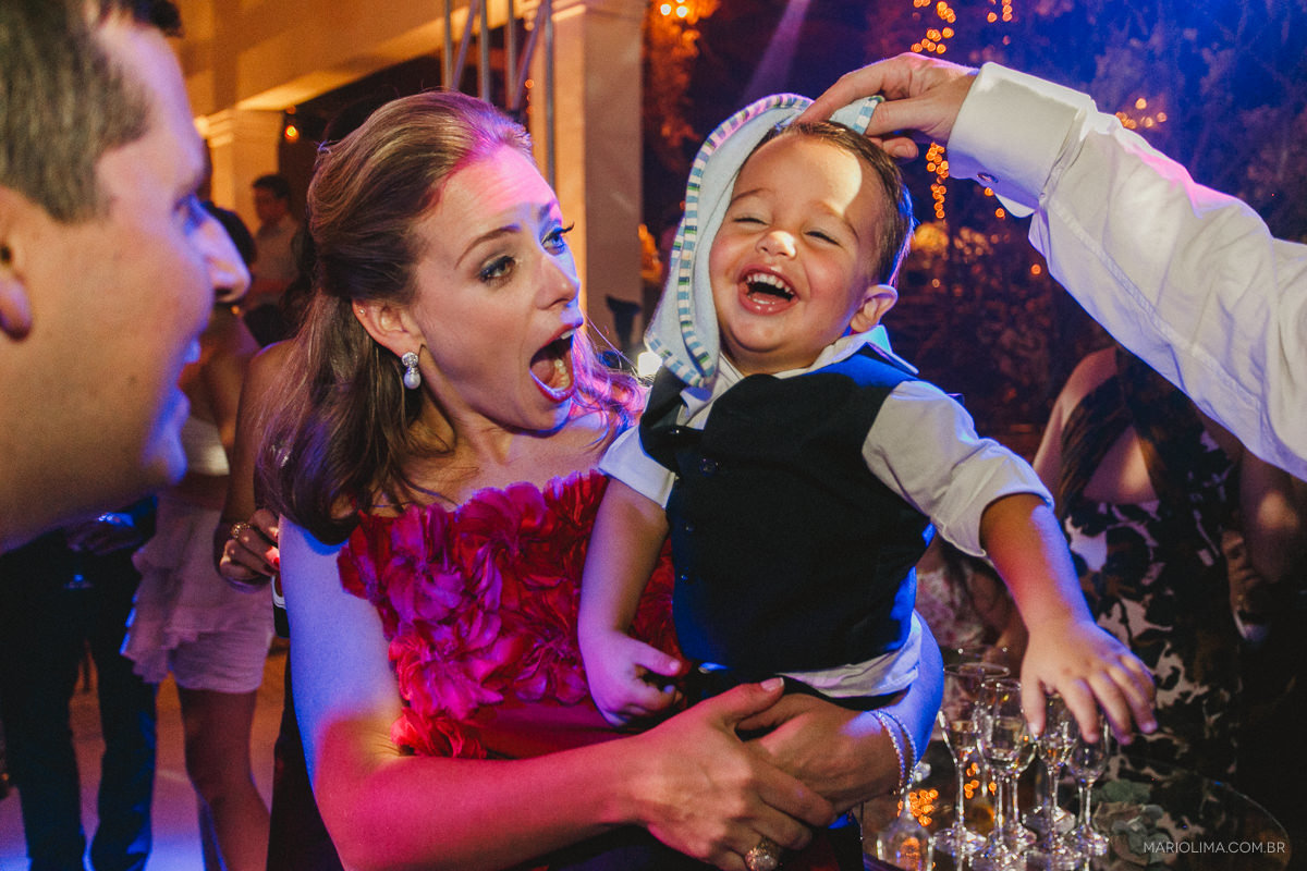 Madrinha com criança no colo em festa de casamento em Buffet O Casarão Catanduva