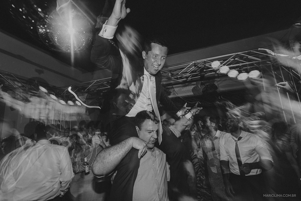 Noivo no colo de padrinho em festa de casamento em Buffet O Casarão Catanduva