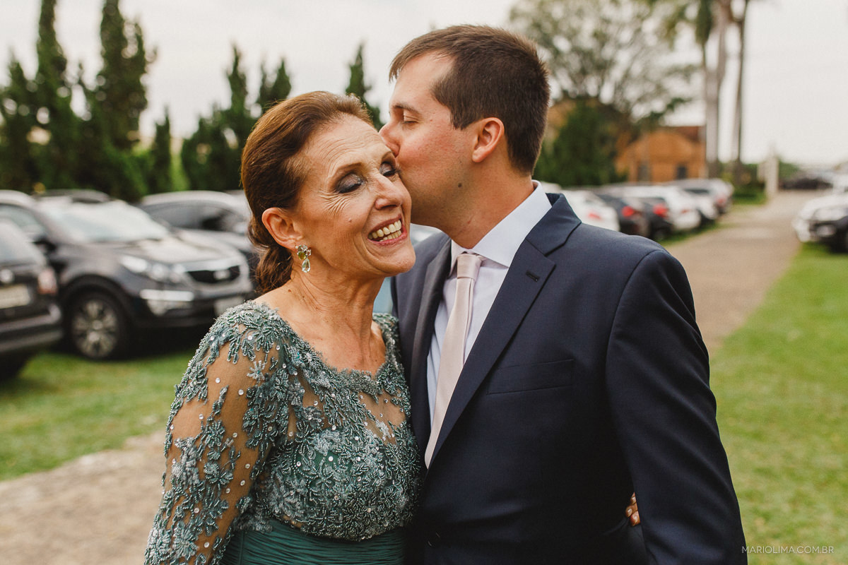 Fotografia de noivo beijando a mãe em cerimônia de casamento em Buffet O Casarão Catanduva