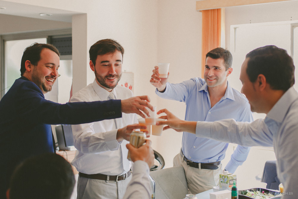 Brinde do noivo com os padrinhos no making of
