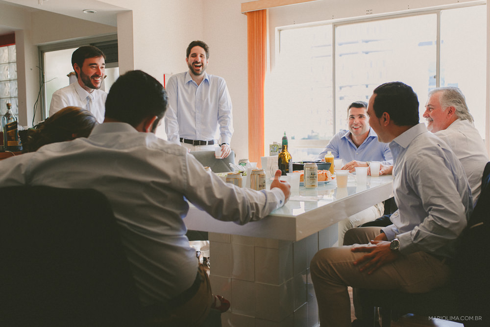 Noivo bebendo com o pai e padrinhos no making of