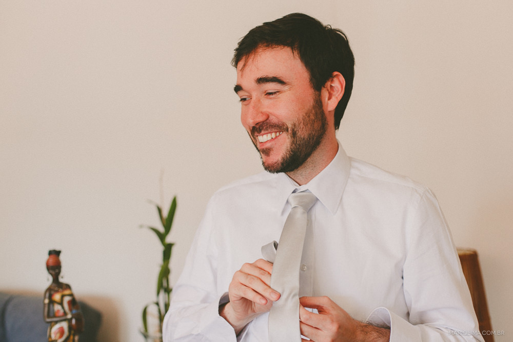 Fotografia de noivo arrumando a gravata