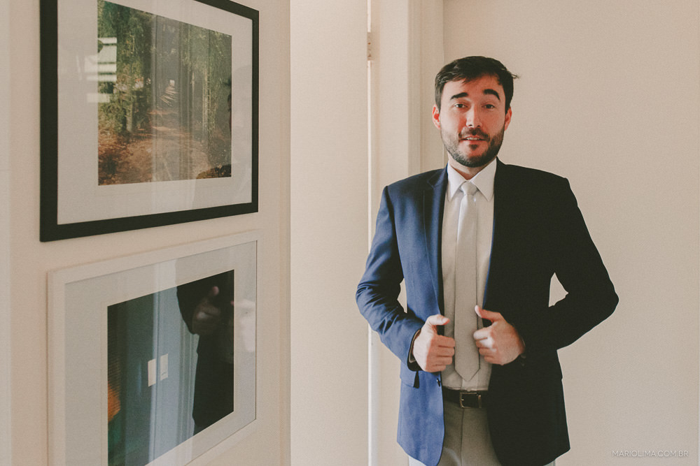 Retrato de noivo se arrumando para cerimônia de casamento