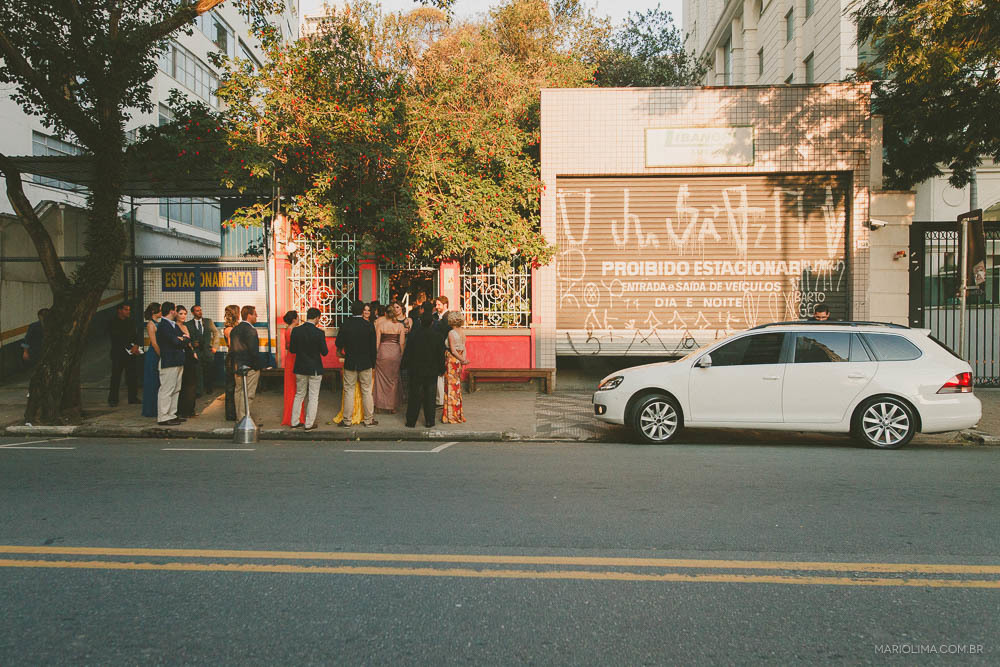 Fotografia de convidados em frente ao Espaço Quintal