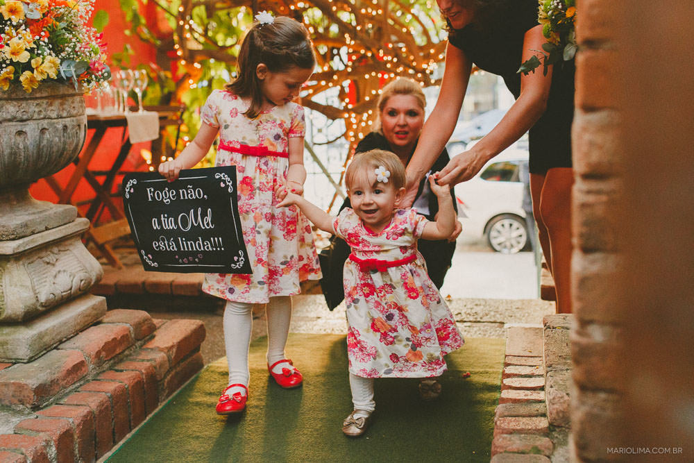Daminhas entrando em cerimônia de casamento no Espaço Quintal