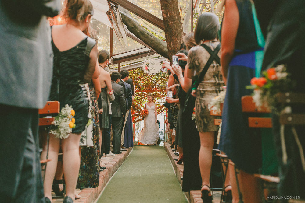 Noiva entrando em cerimônia de casamento no Espaço Quintal