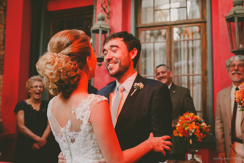 Noiva recebendo a noiva em cerimônia de casamento no Espaço Quintal