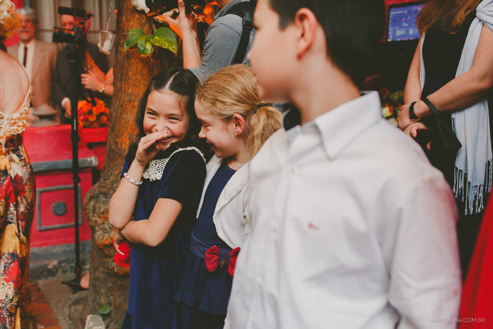Meninas cochichando em cerimônia de casamento no Espaço Quintal