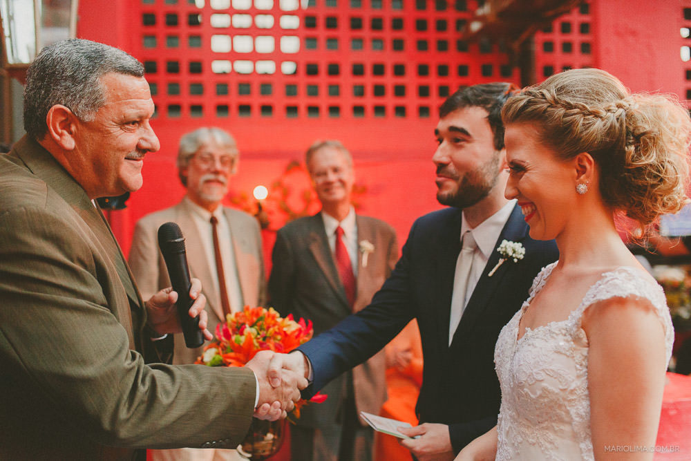 Noivo cumprimentando celebrante em casamento no Espaço Quintal