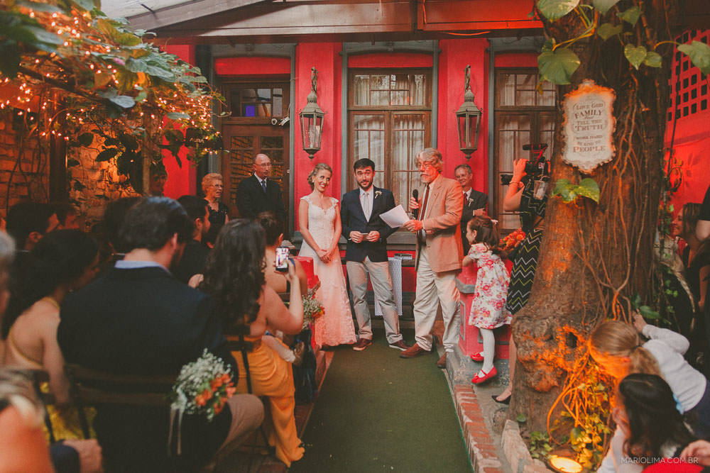 Celebrante realizando casamento em Espaço Quintal