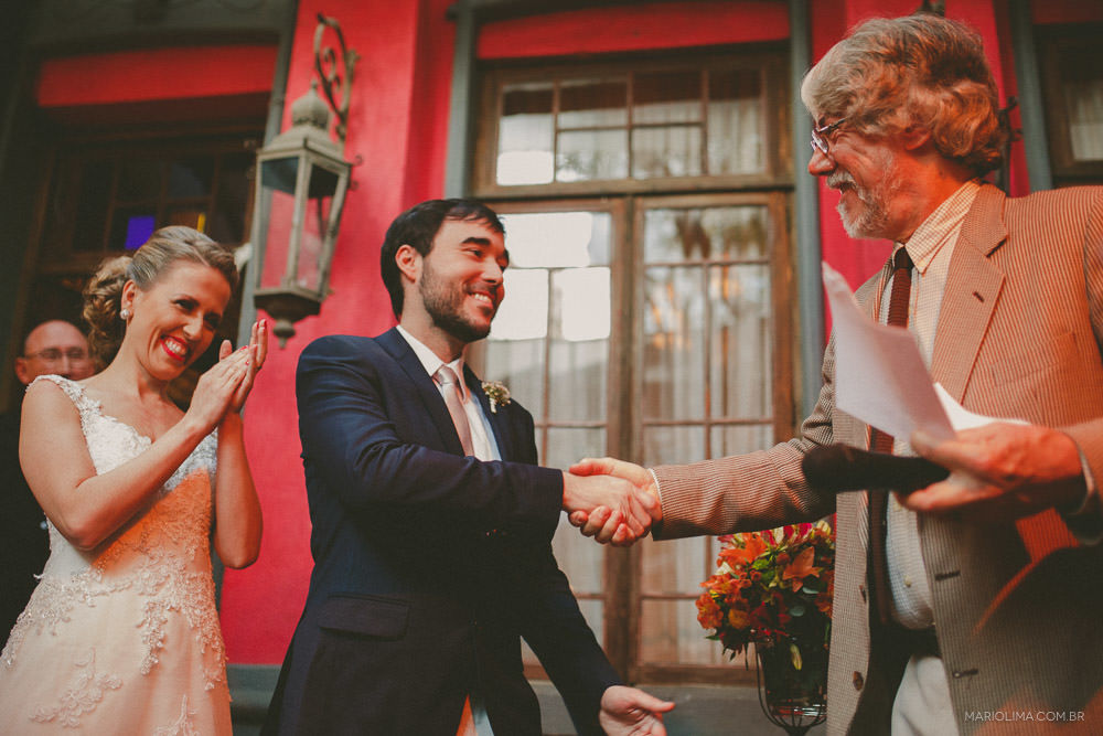 Celebrante cumprimentando o noivo em cerimônia de casamento no Espaço Quintal