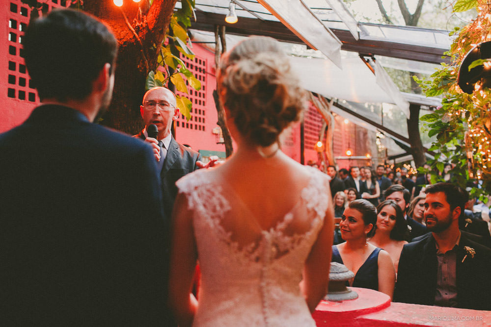 Familiares assistindo casamento em Espaço Quintal