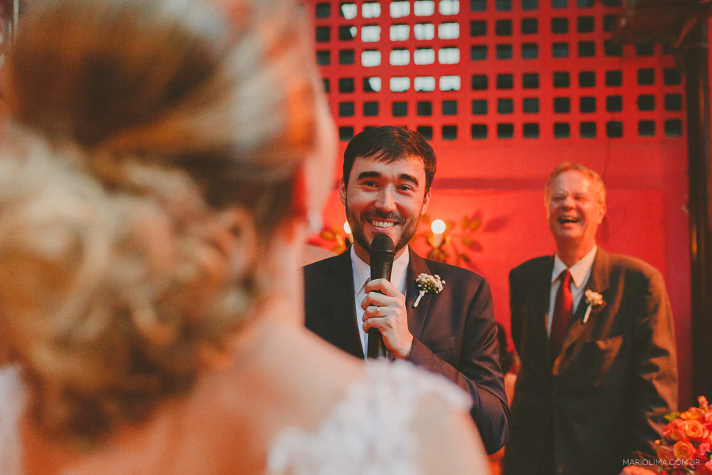 Noivo trocando votos em cerimônia de casamento no Espaço Quintal