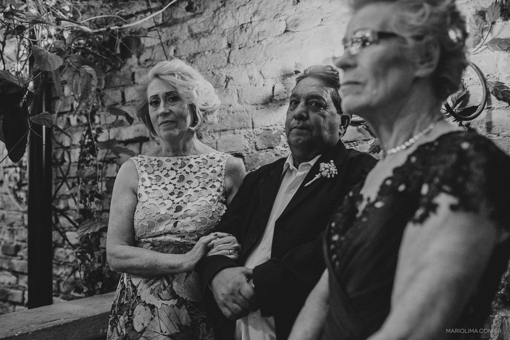 Padrinhos assistindo o casamento em Espaço Quintal