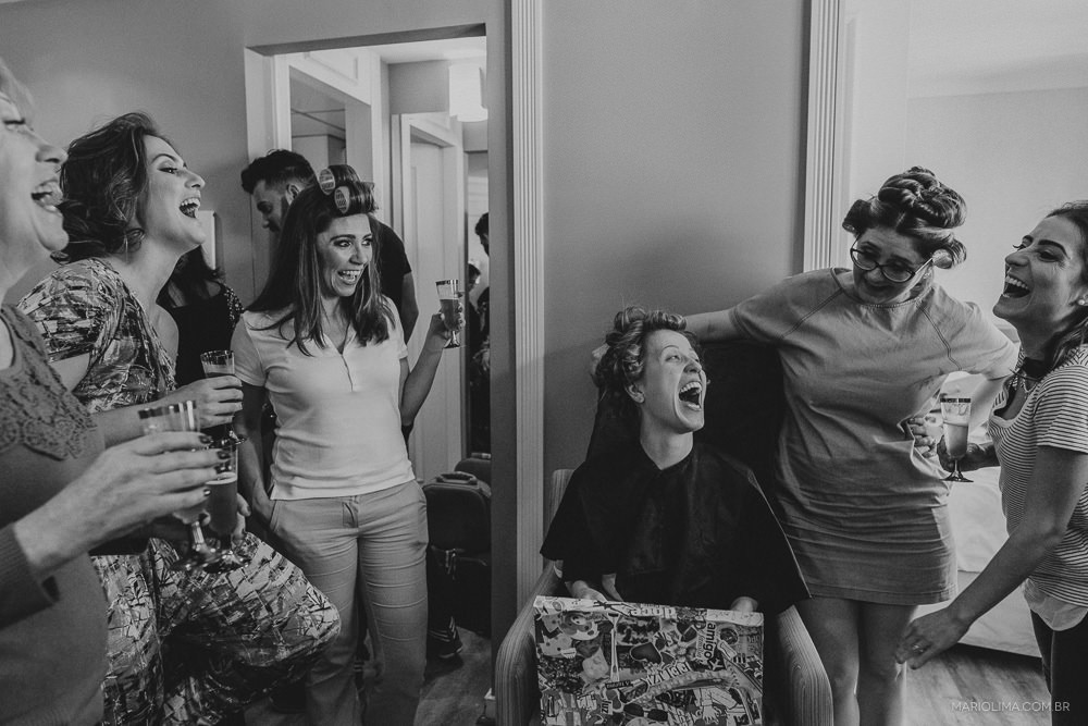 Noiva se divertindo com as madrinhas no making of em Hotel The Universe Flat