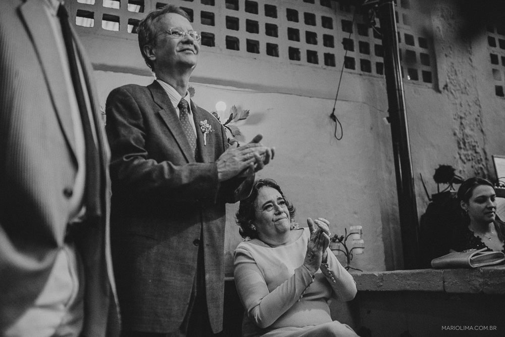 Pais aplaudindo em cerimônia de casamento no Espaço Quintal