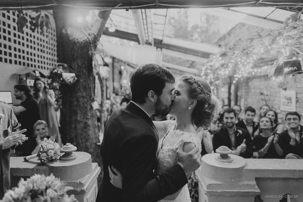 Beijo dos noivos em cerimônia de casamento no Espaço Quintal