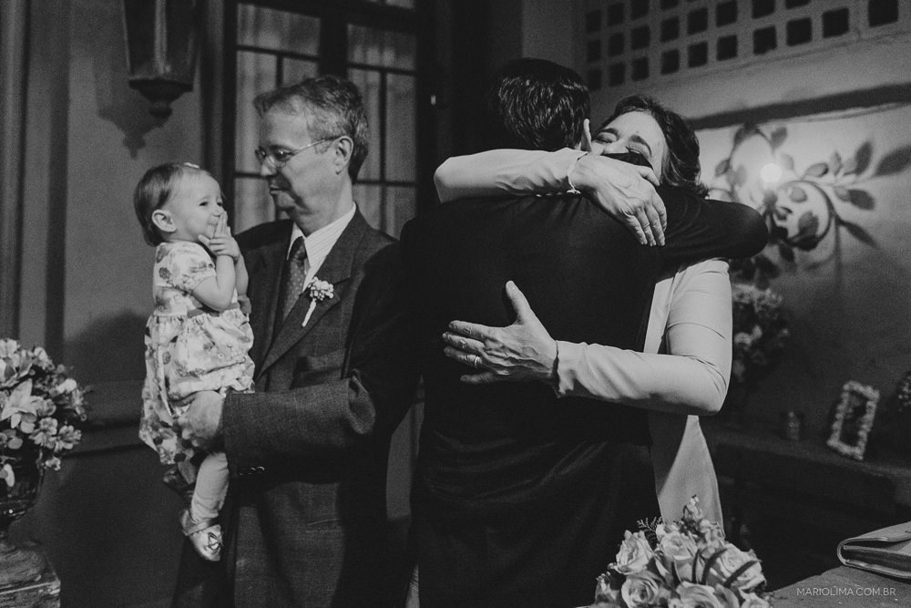 Cumprimento dos padrinhos em cerimônia de casamento no Espaço Quintal