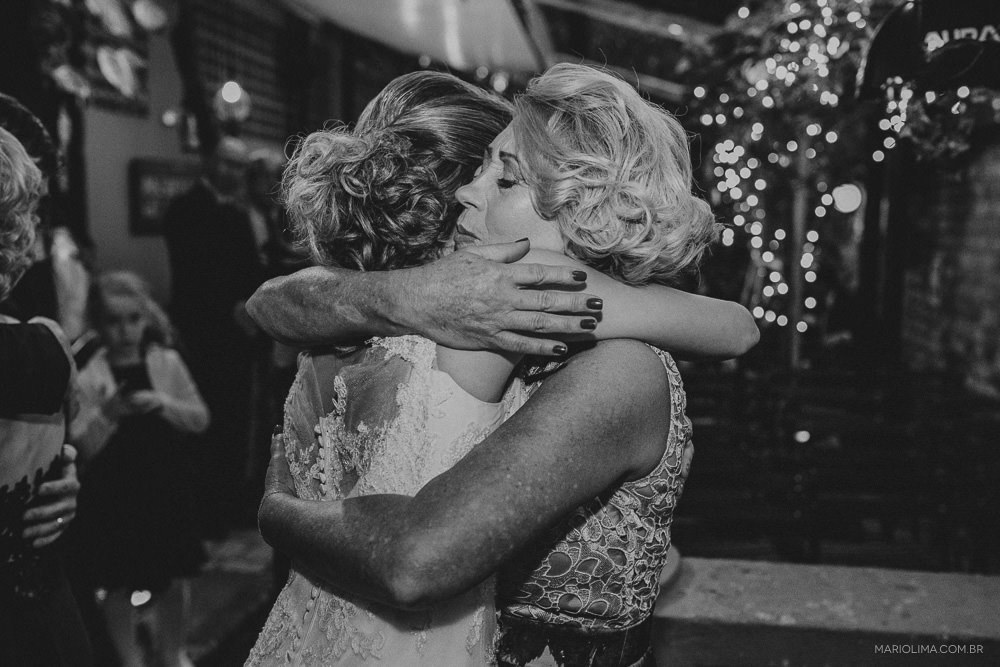 Noiva cumprimentando a sogra em cerimônia de casamento no Espaço Quintal