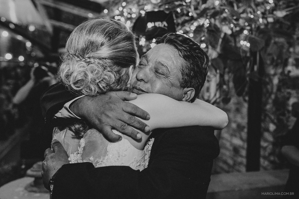 Cumprimento da noiva em cerimônia de casamento no Espaço Quintal