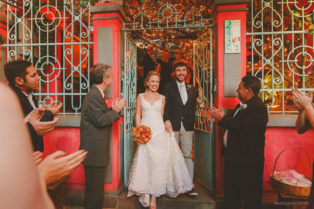 Saída dos noivos em Espaço Quintal