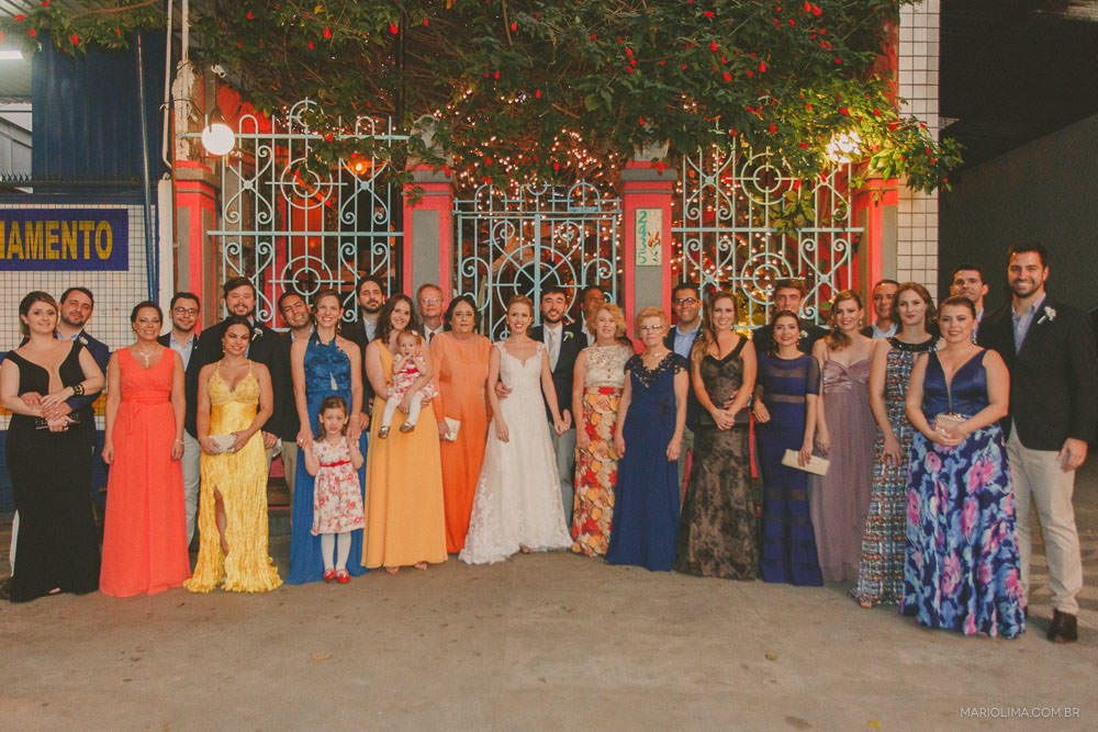 Fotografia de noivos e familiares em Espaço Quintal