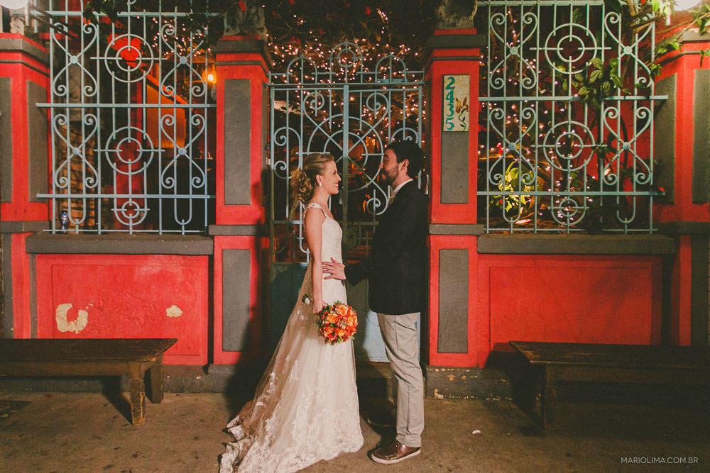 Noivos se olhando em Espaço Quintal