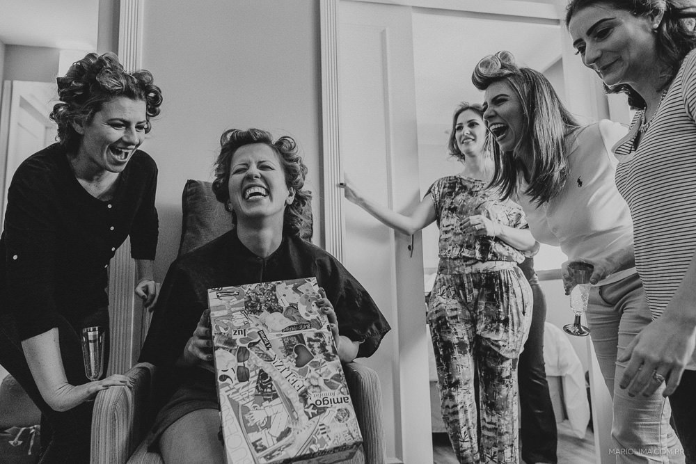 Noiva com presente na mão no making of em Hotel The Universe Flat