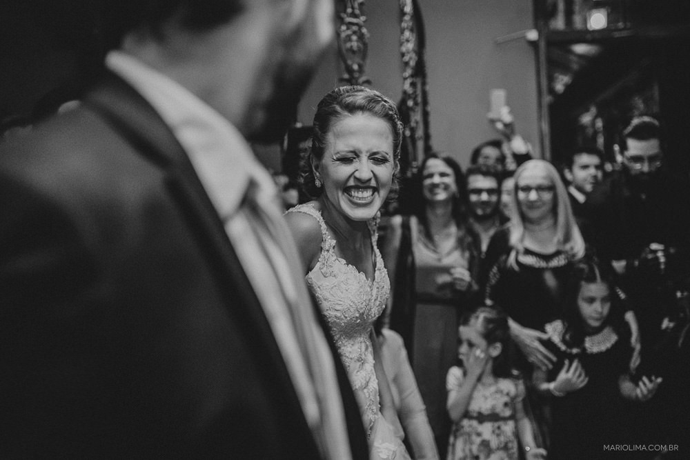 Noiva sorrindo em festa de casamento no Espaço Quintal