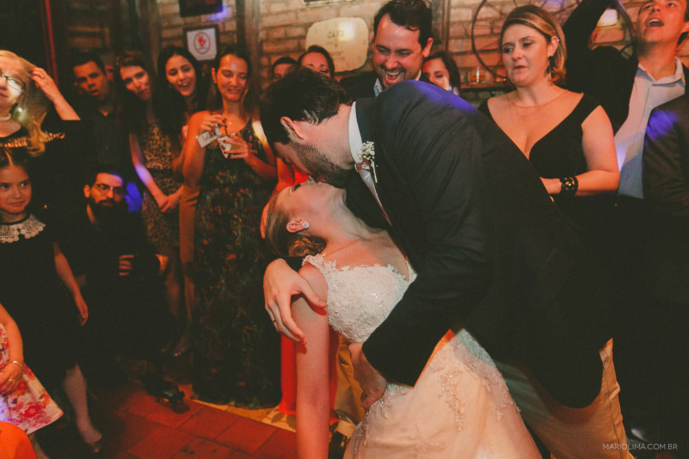 Noivo beijando a noiva em festa de casamento no Espaço Quintal