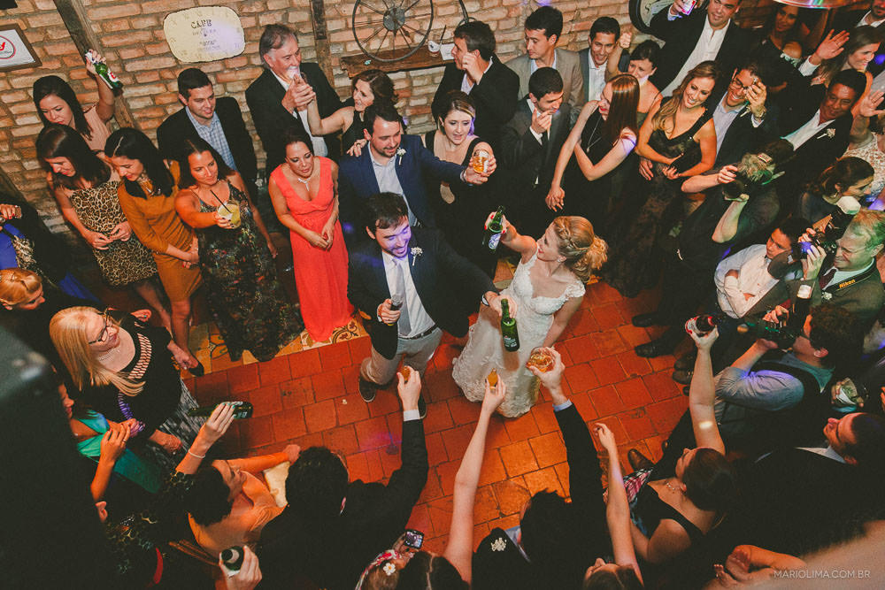 Brinde dos noivos em festa de casamento no Espaço Quintal