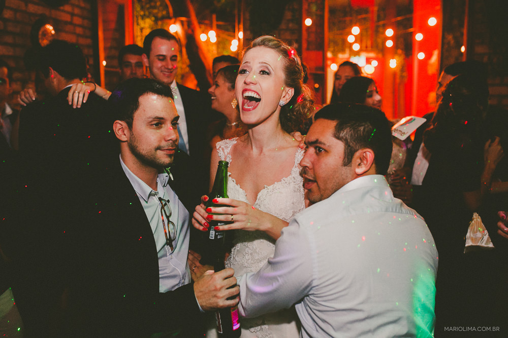 Noiva bebendo com padrinhos em festa de casamento no Espaço Quintal