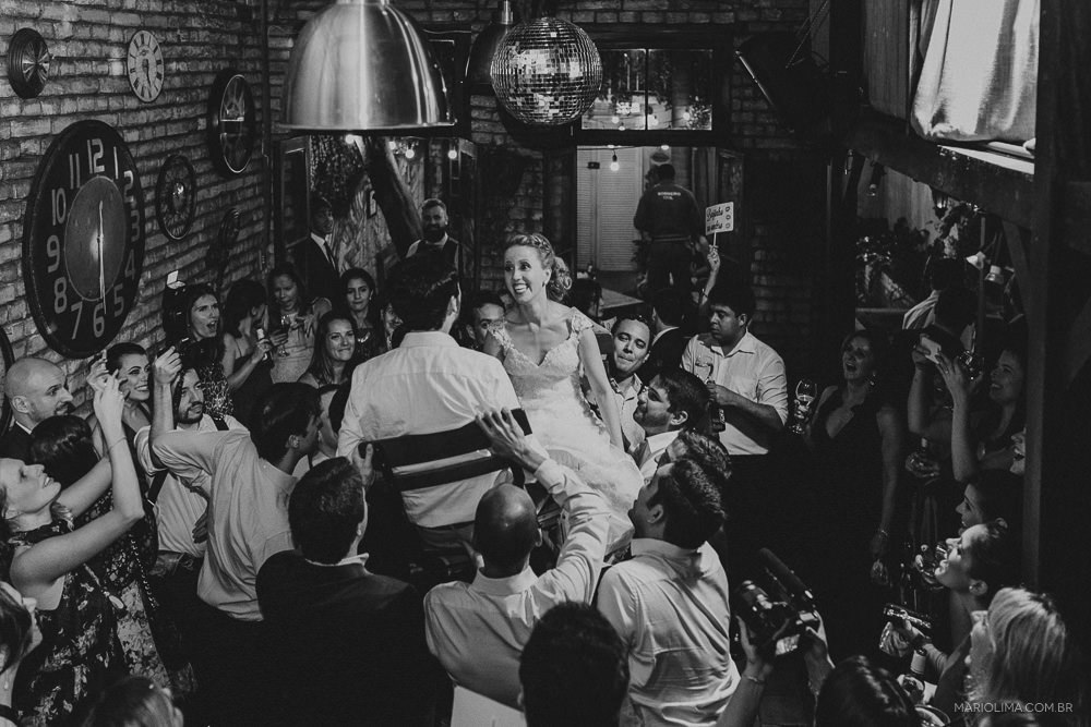 Padrinhos com os noivos no colo em festa de casamento no Espaço Quintal