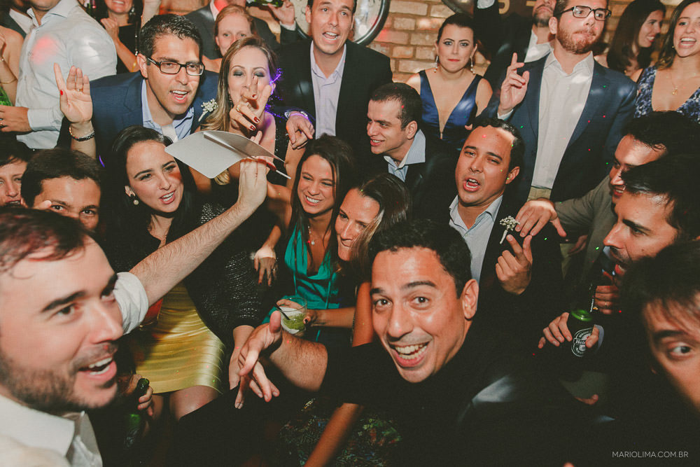 Fotografia de convidados em festa de casamento no Espaço Quintal