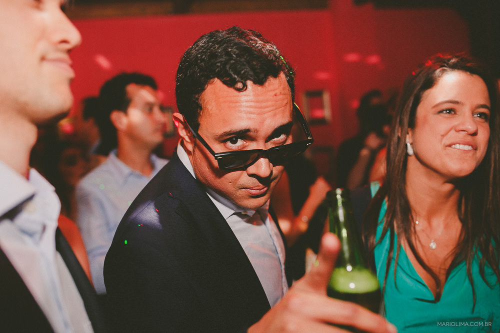 Padrinhos bebendo cerveja em festa de casamento no Espaço Quintal