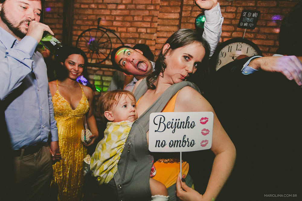 Madrinha segurando plaquinha em festa de casamento no Espaço Quintal