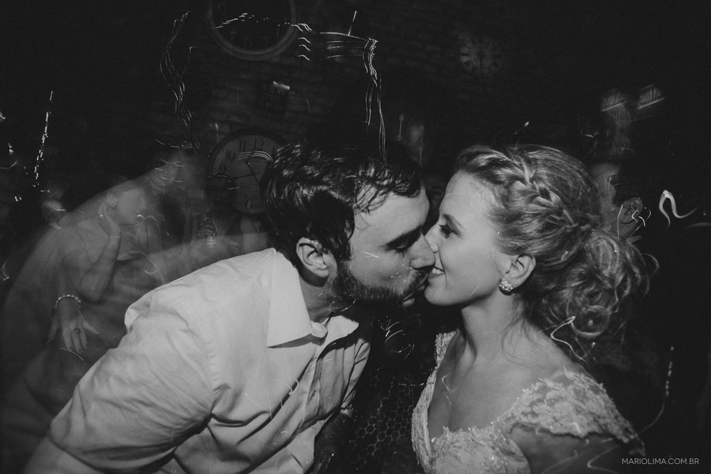 Noivos se beijando em festa de casamento no Espaço Quintal