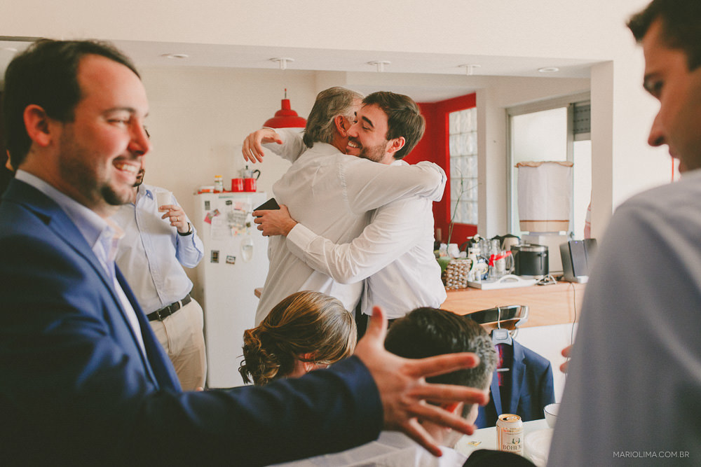 Noivo abraçando o pai no making of