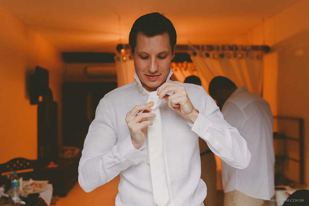 Noivo colocando a gravata em Hotel Real Villa Bella